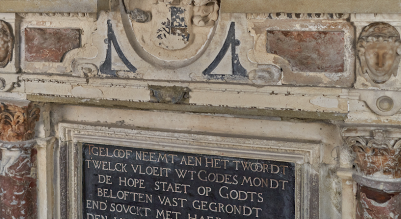 Een detailfoto van het 3D meshmodel van het grafmonument van Jacob van der Dussen, gemaakt aan de hand van 3D laserscanning en fotogrammetrie door PelserHartman, met zichtbare inscripties en decoratieve elementen.