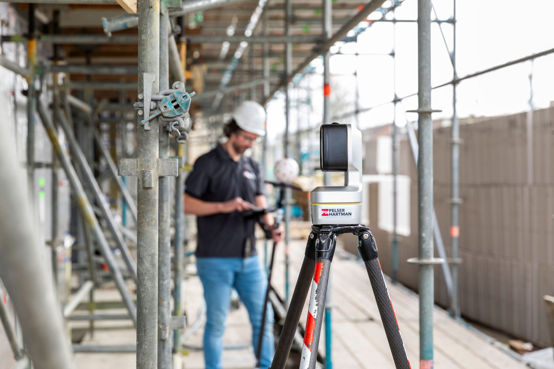 Medewerker PelserHartman aan het inmeten en uitzetten met de Leica ICON iCS50 tijdens een pilotproject.
